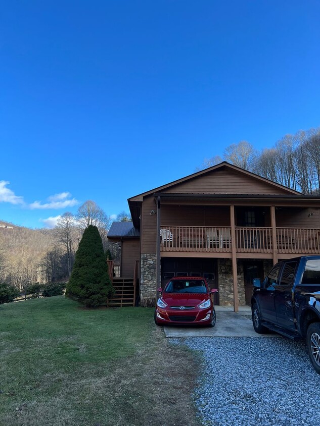 Primary Photo - Beautiful Mountainside 3 Bed 2 bath in Mar...