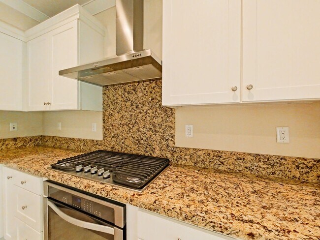 Foto del edificio - Desirable 3 bedroom Townhouse in the heart...