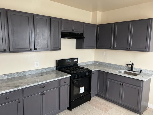 Building Photo - 1504 W 3rd St