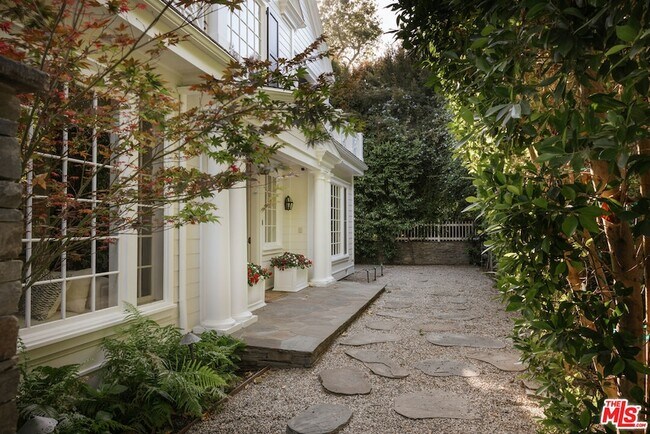 Foto del edificio - 2435 Mandeville Canyon Rd