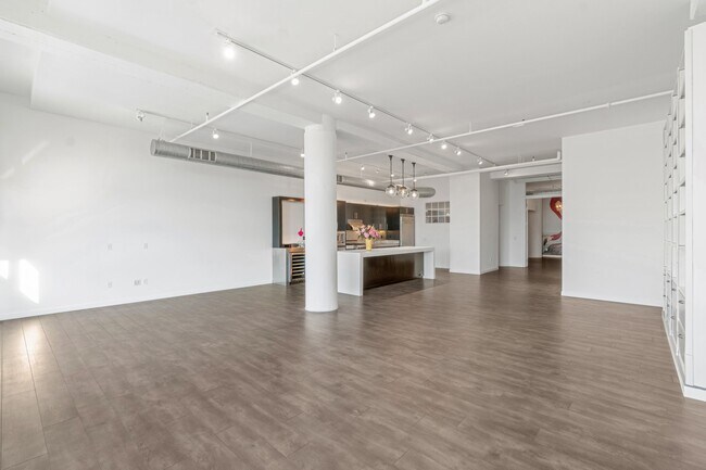 Building Photo - 1645 Vine St