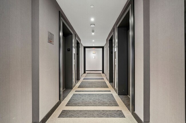 Building Photo - 30 Roehampton Ave