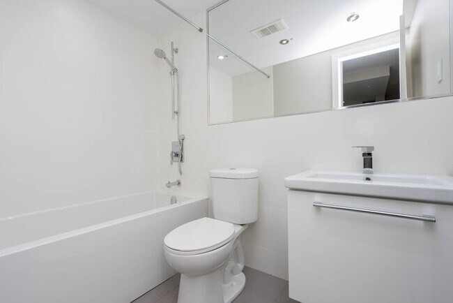 Building Photo - 230 Oak St