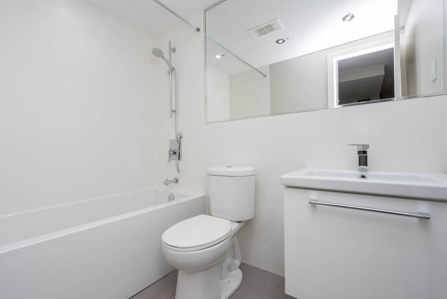 Photo du bâtiment - 230 Oak St