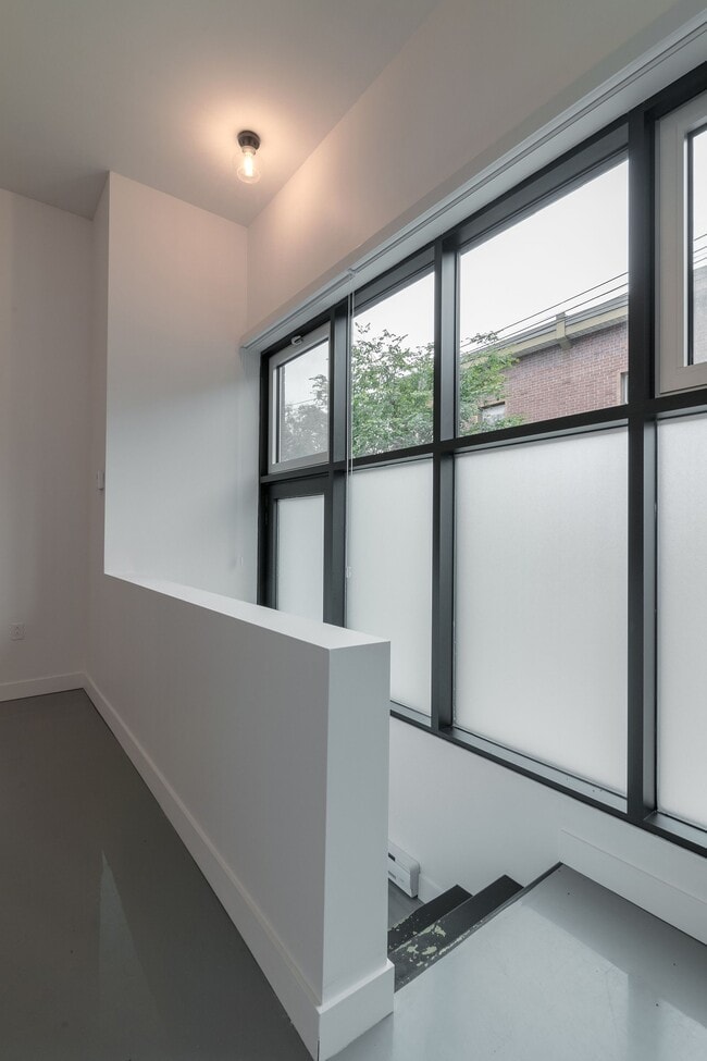 Building Photo - 4350 Av. de l'Hôtel-de-Ville