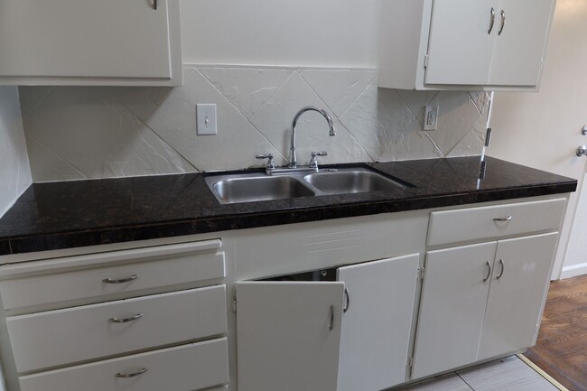 Building Photo - 3 br, 1 1/2 ba, 2 car gar in the Brentwood...