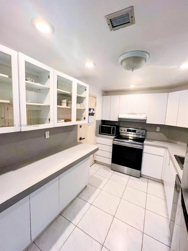 Building Photo - 300 Bayview Dr