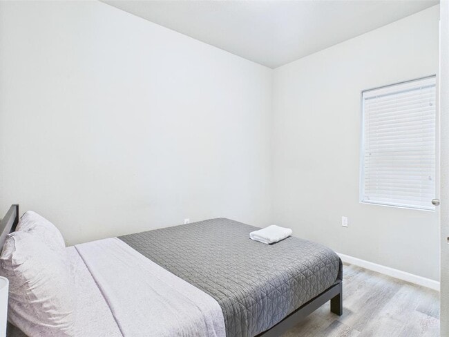 Building Photo - 911 W 22nd St