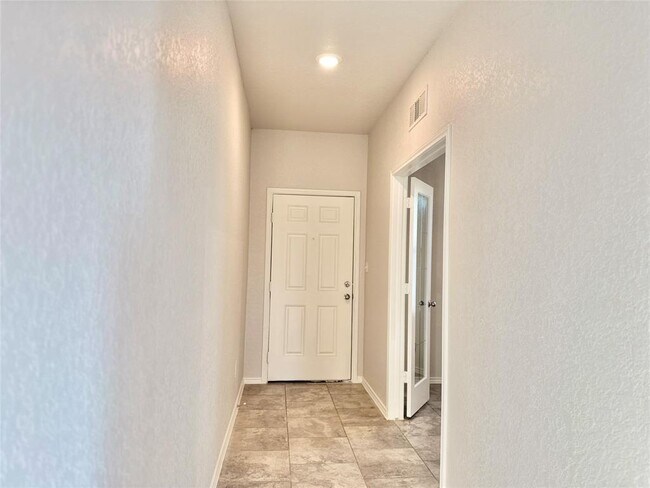 Foto del edificio - 3111 Red Columbine