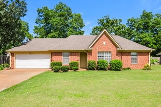 Building Photo - 6020 Oak Ridge Dr