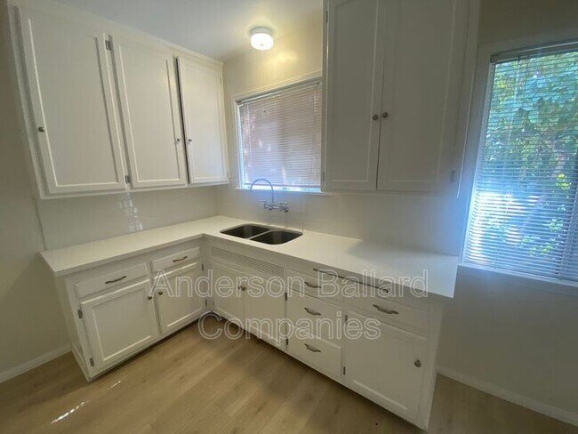 Building Photo - 402-404 E Elmwood Ave