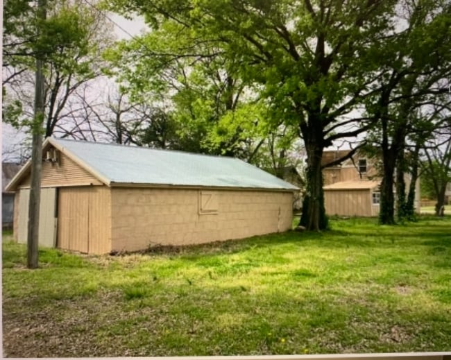 Building Photo - 2026 E 3rd Ave