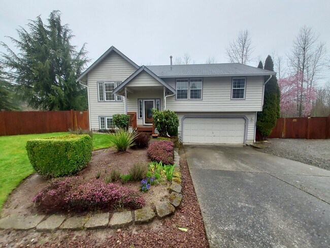 Building Photo - 4 bedroom 2.75 bath, Huge Fenced Yard with Landscaping Included!!