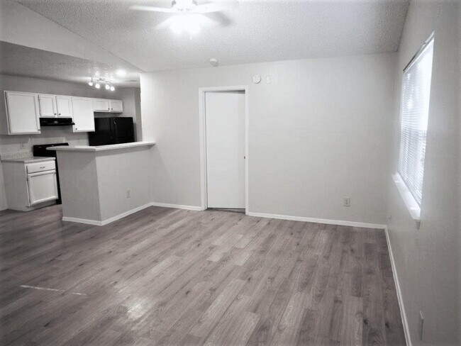 Foto del edificio - 7906 West Gate Blvd