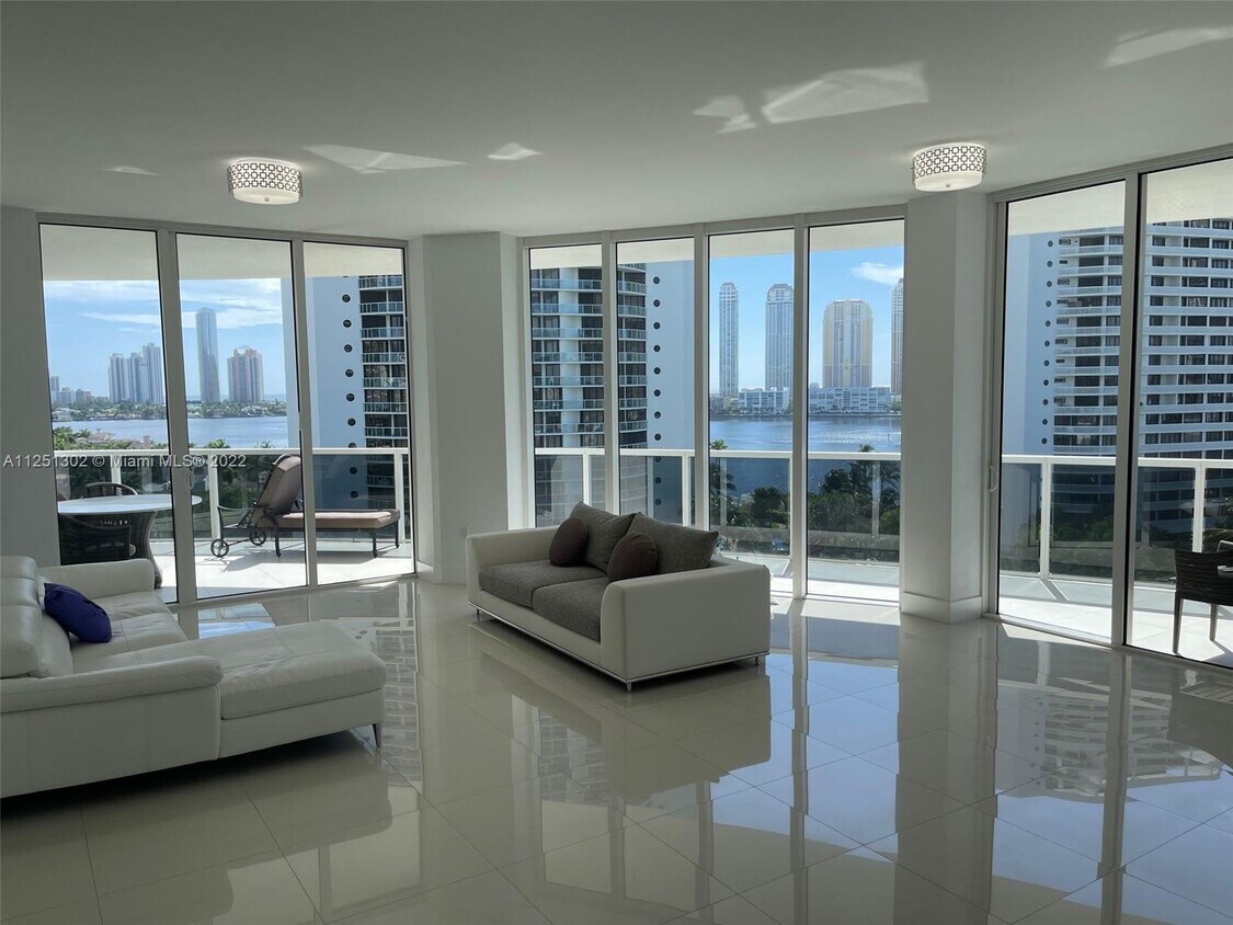 Foto principal - 4100 Island Blvd