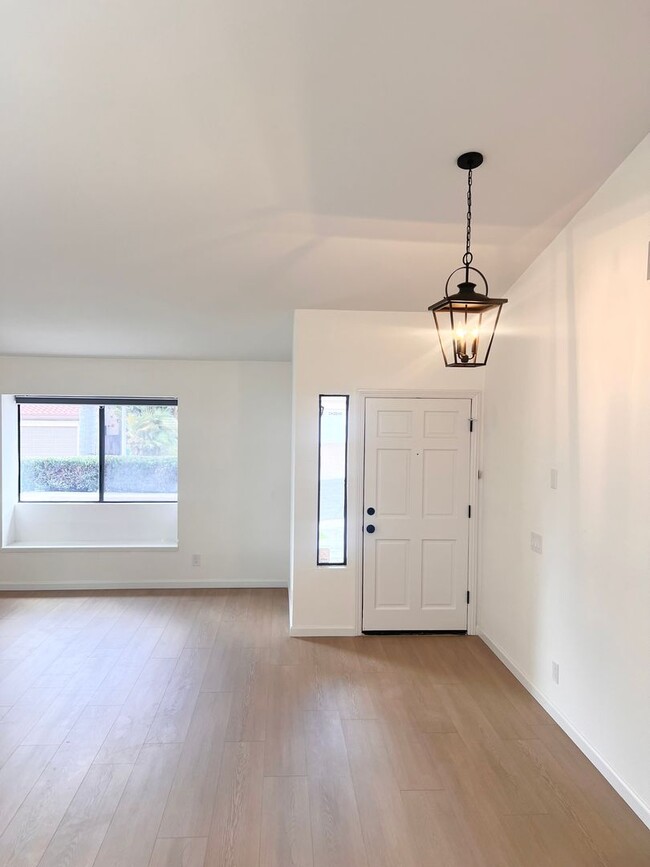 Building Photo - Freshly remodeled 3br/2ba single story hom...