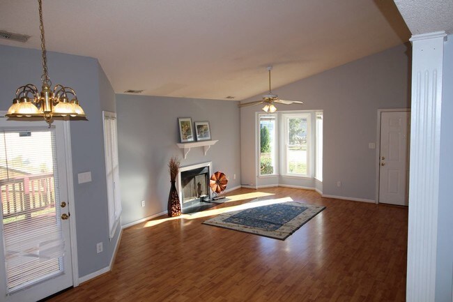 Building Photo - Lovely 3bed/2bath home with vaulted ceilings