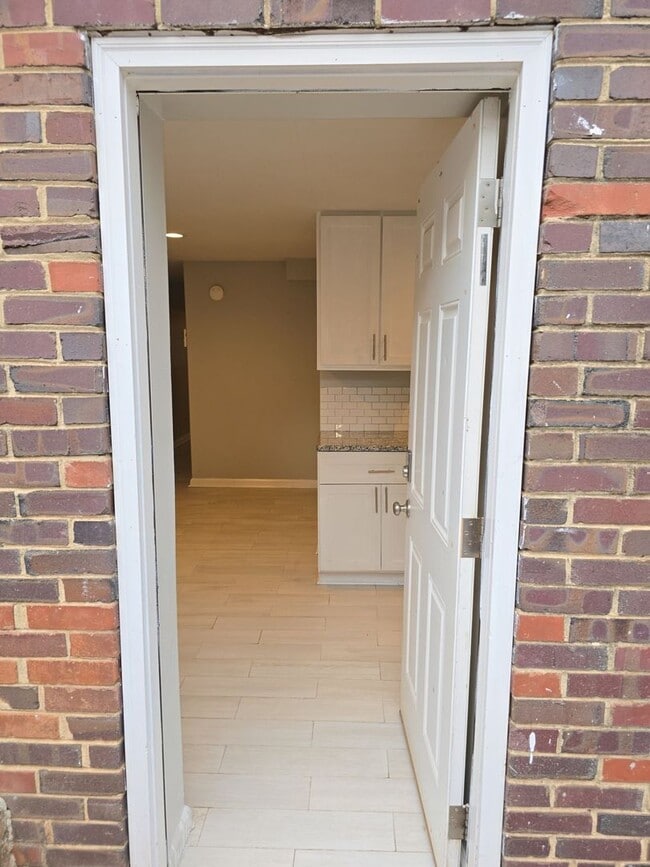 Building Photo - Studio unit available