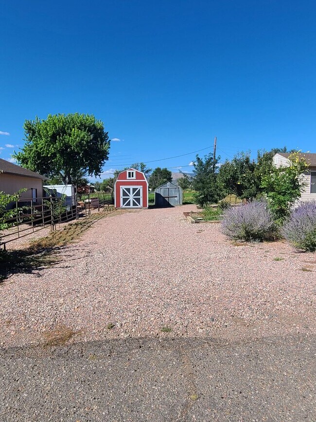 Building Photo - Large 2 Bedroom Home