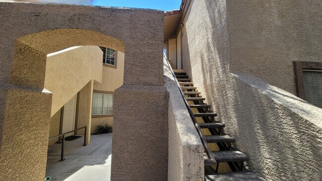 Foto del edificio - Henderson: Modern 2 Bed/2 Bath Condo with 2 Car Garage, Community Pool, Spa, and Clubhouse
