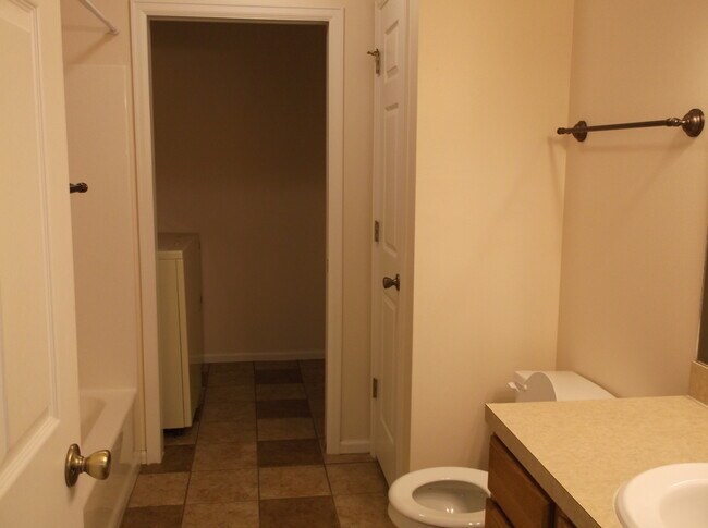 Building Photo - 2 BEDROOM, 2 BATHROOM, SINGLE LEVEL HOME W...