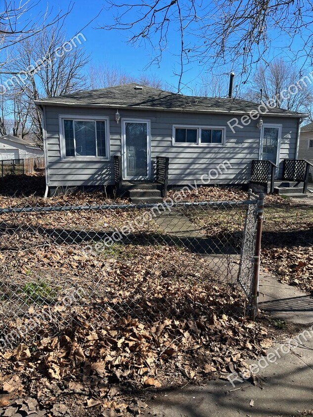 Primary Photo - 2 bedroom 1 bathroom house minutes from ex...