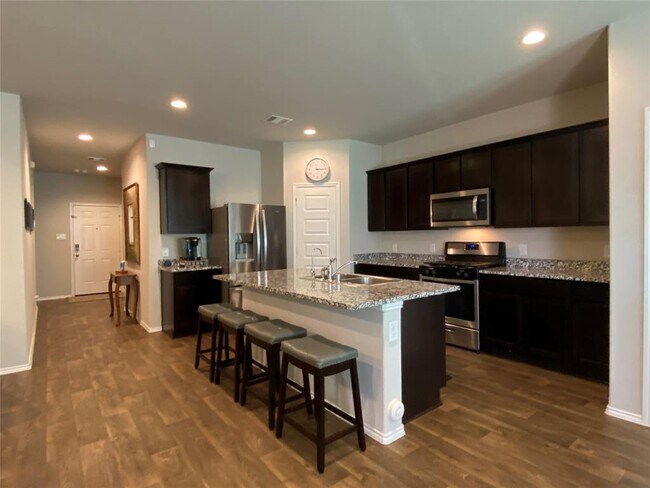 Building Photo - 3935 Country Club Dr