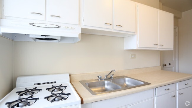 Kitchen - 2BR, 2BA - 1,200 SF - ROYAL YORK APARTMENTS, LLC