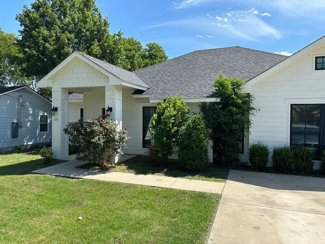 Foto principal - Fantastic updated home built in 2017!