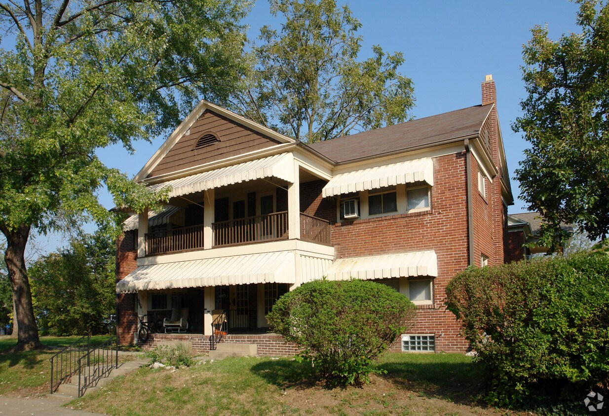Foto del edificio - 964-966 Burr Ave