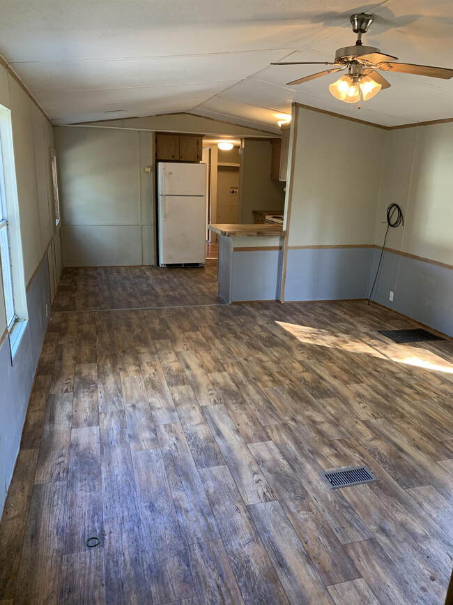 Building Photo - 81 Thrasher Ln W