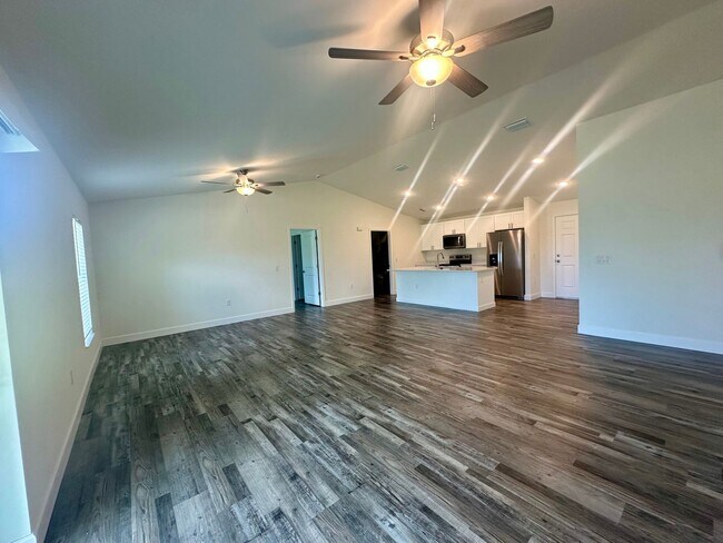 Foto del edificio - Available Now!! NW CAPE CORAL - 4 Bedrooms - 3 Bathrooms - 2 Car Garage