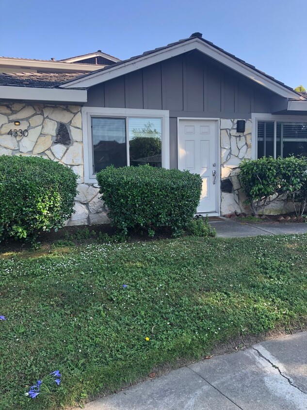 Building Photo - Cozy 2Br/1Ba Near the Beach