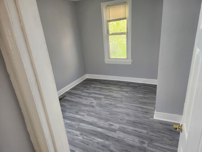 Building Photo - 3 bedroom townhouse
