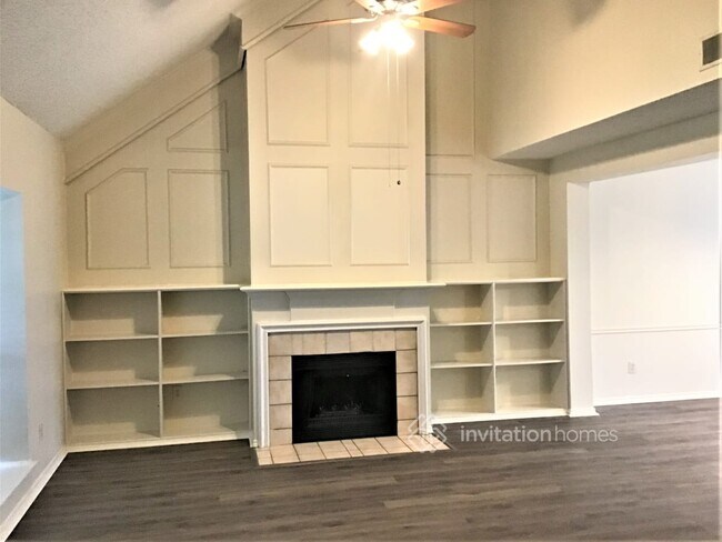 Building Photo - 2107 Stonegate Dr