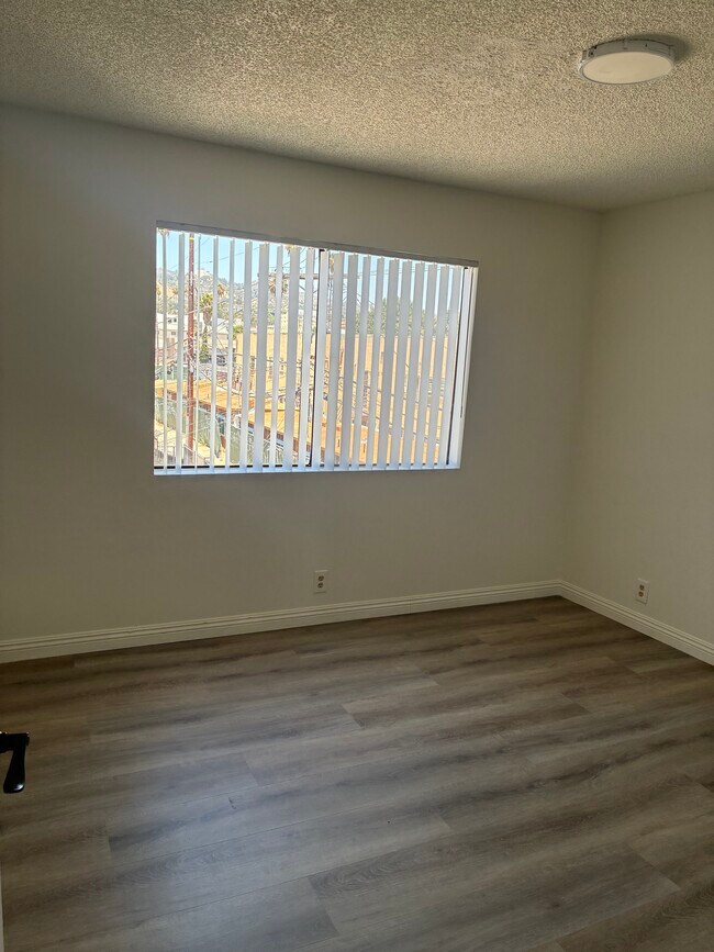 Foto del edificio - 1406 N Serrano Ave