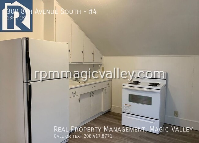 Building Photo - Upstairs Apartment - First Month $325!!