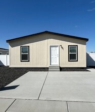 Building Photo - 2681 E Edison Ave