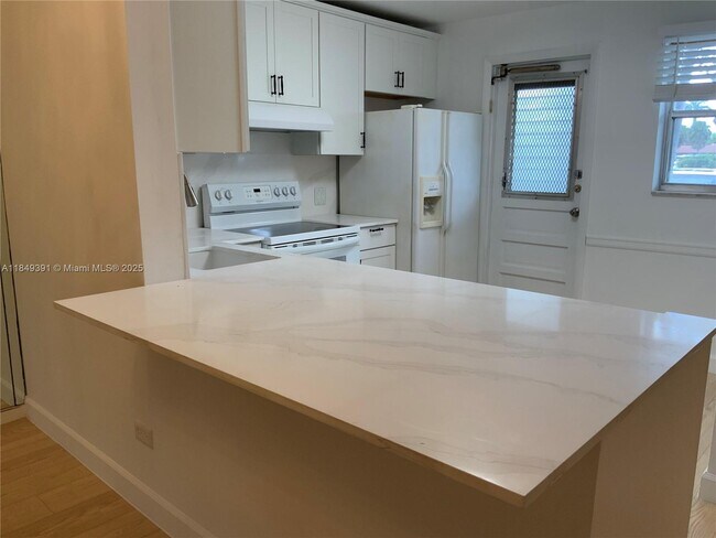 Foto del edificio - 443 NE 195th St