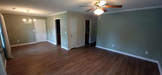 Foto del edificio - Great one level home close to shopping and highway