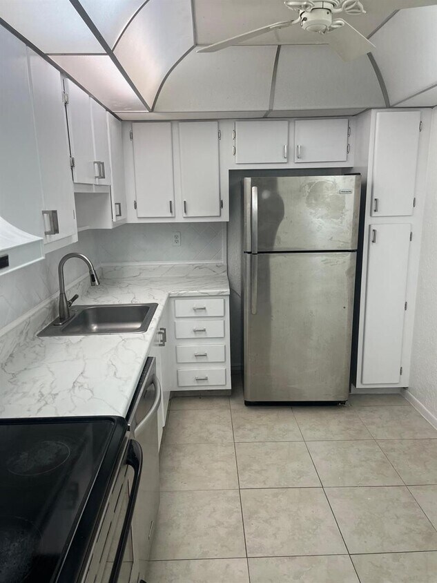 Foto principal - 6301 N University Dr