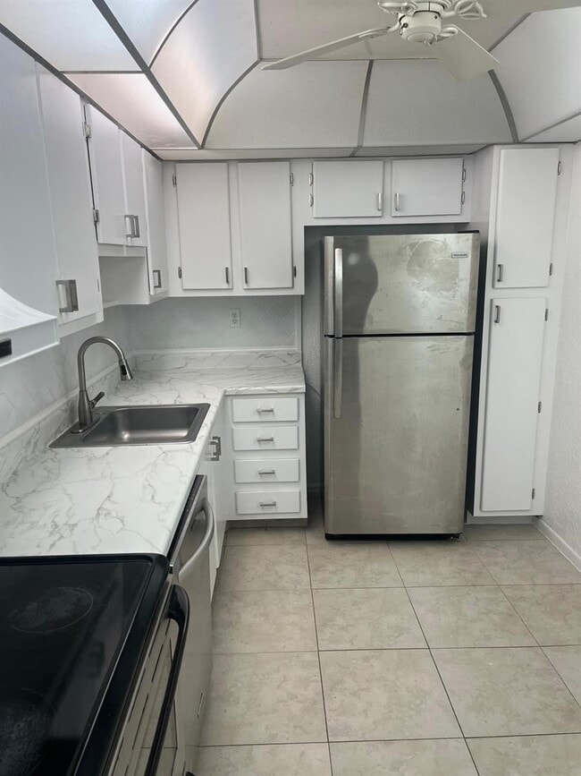 Building Photo - 6301 N University Dr