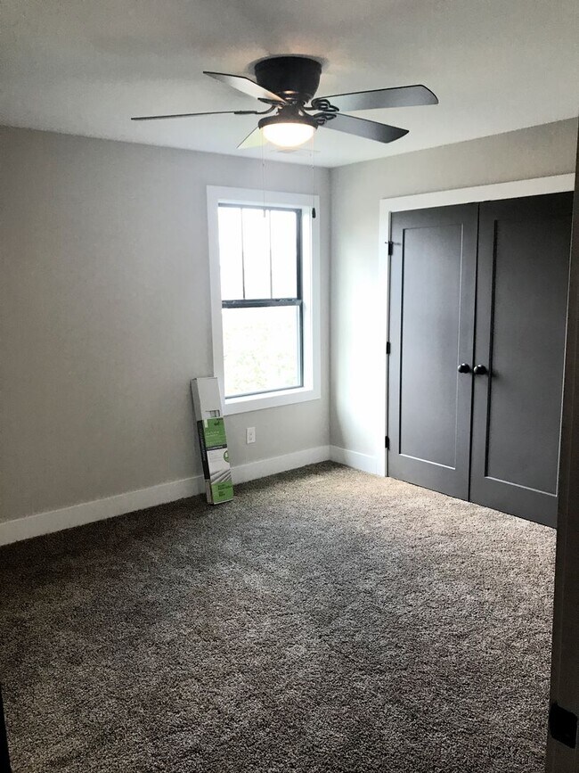 Foto del edificio - Spacious 4-Bedroom Home in Prime Location