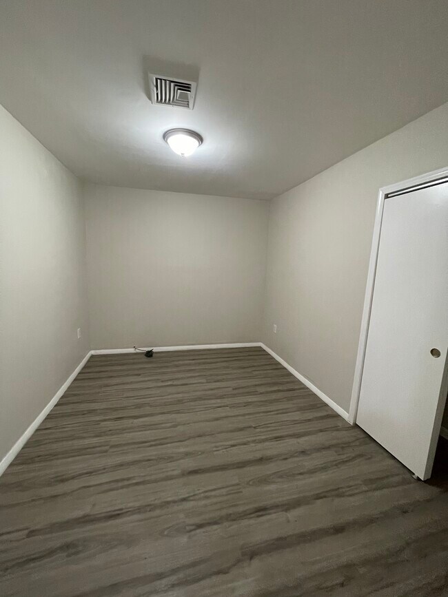 458 Nye Ave 1A - 464 Nye Ave