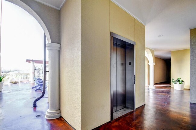 Building Photo - 7134 Mapleridge St