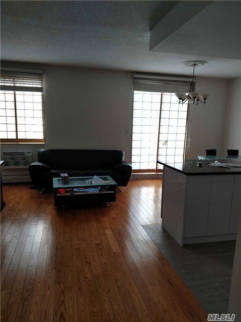 Foto del edificio - 136-17 Maple Ave