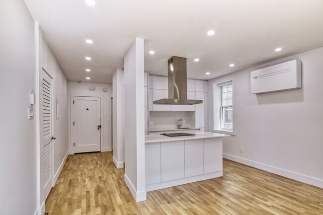 Building Photo - 2100 Rue du Fort