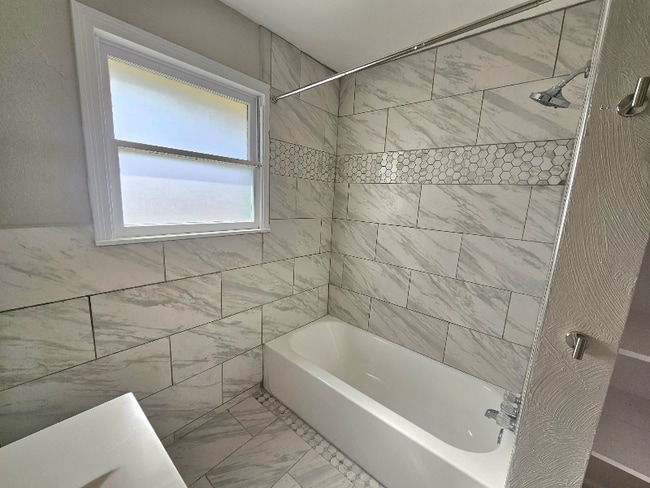 Building Photo - 513 Oakdale Dr