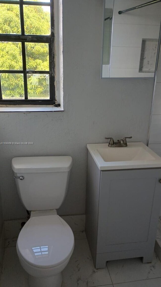 Foto del edificio - 765 W 23rd St