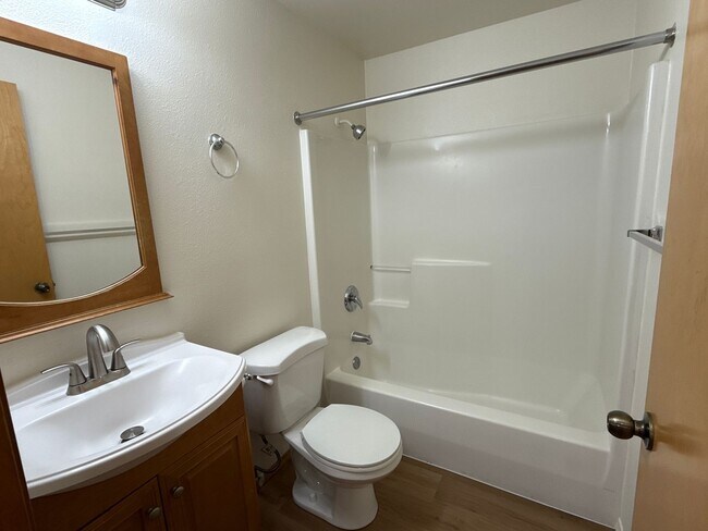 Building Photo - 3 Bedroom Single Story Home on Dead End St...